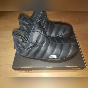 NWT. The North Face quilted Thermopolis traction bootie 40.5